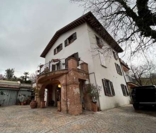 Casa indipendente con giardino in contrada redentore 43, Tolentino