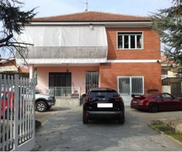 Casa indipendente con terrazzo in via vittime di bologna 6, Chieri