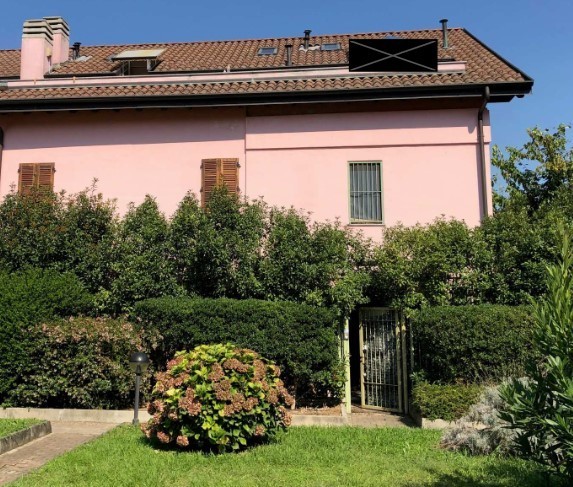 Villetta a schiera con giardino in via settimo milanese 25, Milano