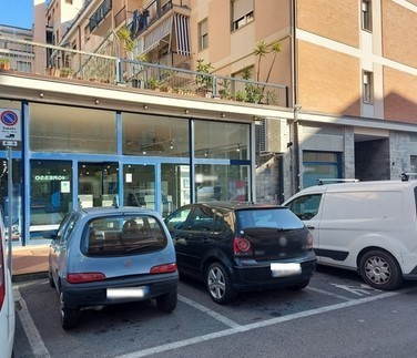 Locale commerciale in vendita in via alcide de gasperi 9, Albenga