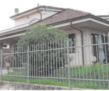 Villa con giardino in via iv martiri 54, Alessandria