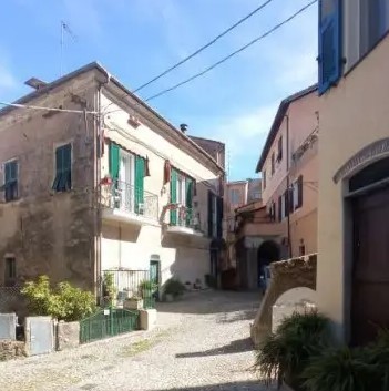 Quadrilocale da ristrutturare in via della chiesa 6, Imperia