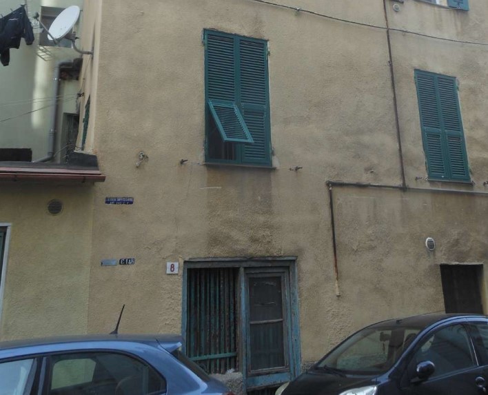 Magazzino da ristrutturare in via della cella 3, Genova