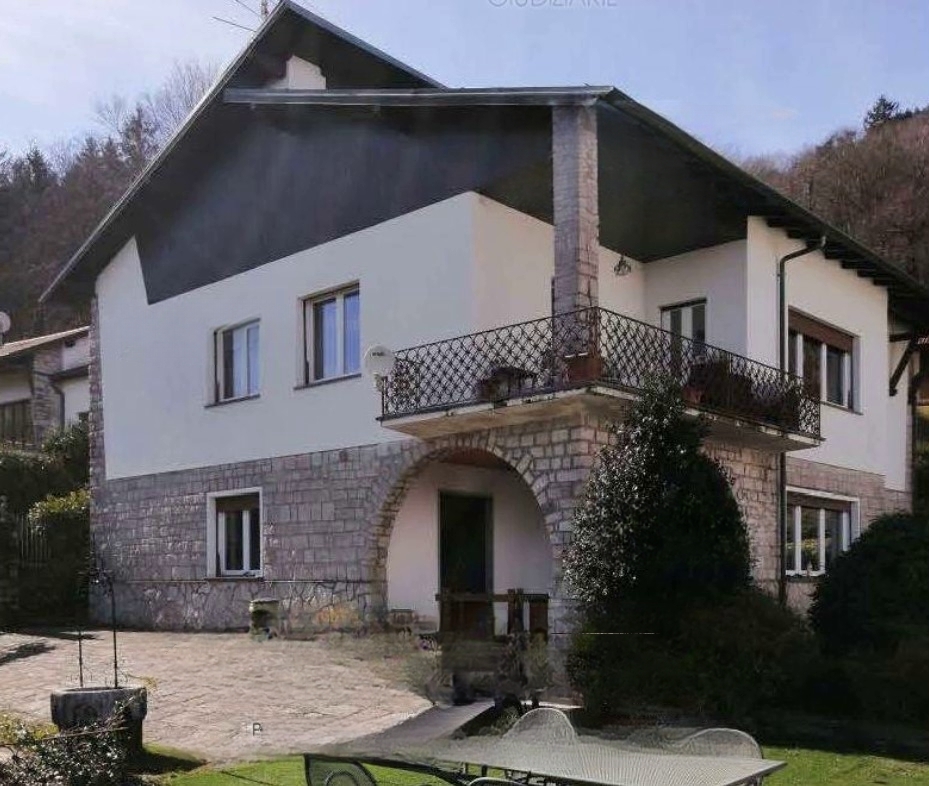 Casa indipendente con giardino in via guido gozzano 13, Stresa