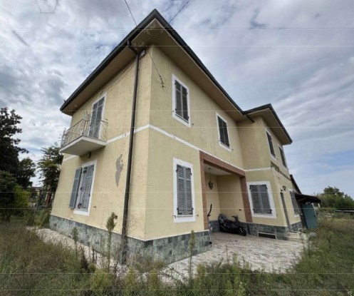 Villa con giardino in via circonvallazione 2, Alessandria