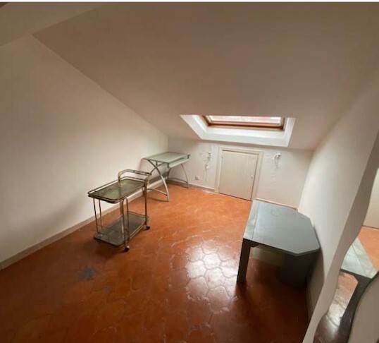 Mansarda da ristrutturare in via rio san stefano 14, Casella