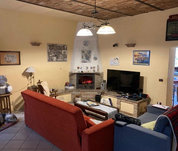 Casa indipendente con terrazzo in via montebello 64, Sale