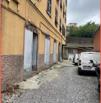 Magazzino da ristrutturare in via fereggiano 81 r, Genova
