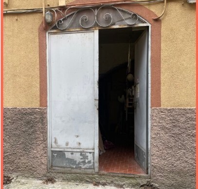 Magazzino da ristrutturare in via fereggiano 81 r, Genova