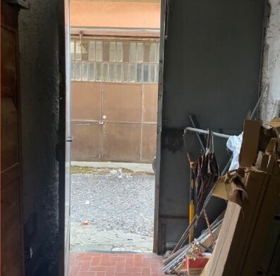 Magazzino da ristrutturare in via fereggiano 81 r, Genova