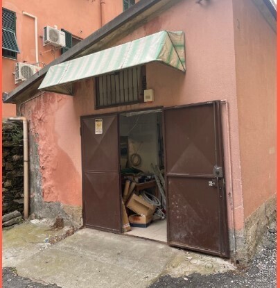 Magazzino da ristrutturare in via fereggiano 81 r, Genova