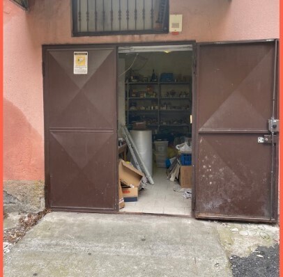 Magazzino da ristrutturare in via fereggiano 81 r, Genova