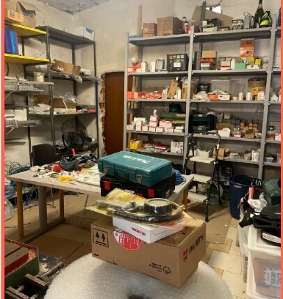 Magazzino da ristrutturare in via fereggiano 81 r, Genova