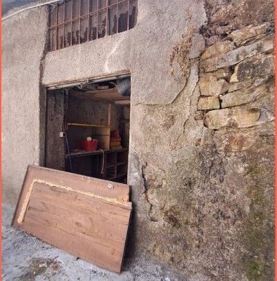 Magazzino da ristrutturare in via fereggiano 81 r, Genova