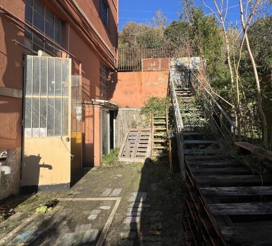 Capannone con terrazzi in via alla chiesa di san giorgio di bavari 11 r, Genova