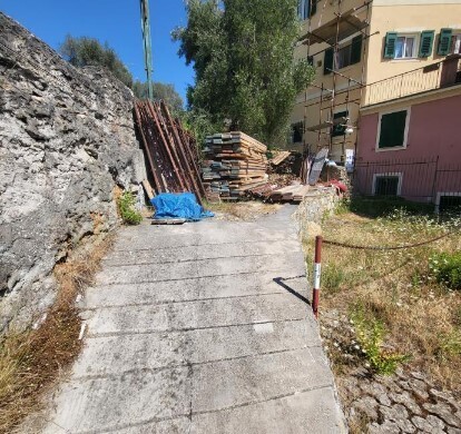 Posto auto scoperto da ristrutturare in via donato somma 39 r, Genova