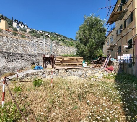 Posto auto scoperto da ristrutturare in via donato somma 39 r, Genova