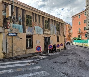 Locale commerciale da ristrutturare in via chiaravagna 35, Genova