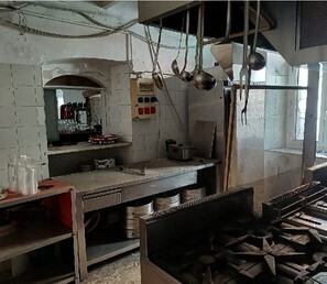 Locale commerciale da ristrutturare in via chiaravagna 35, Genova