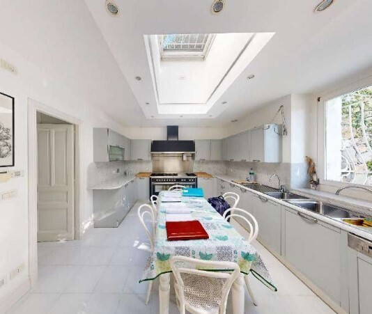 Villa con giardino in corso garibaldi 35, Ospedaletti