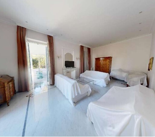 Villa con giardino in corso garibaldi 35, Ospedaletti