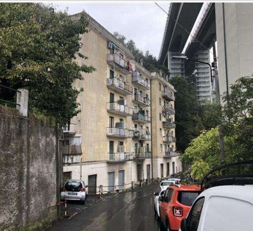 Trilocale da ristrutturare in via delle gavette 39/10, Genova