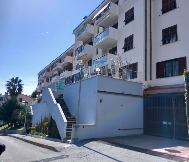 Appartamento con giardino in viale villa gavotti 121/2, Genova