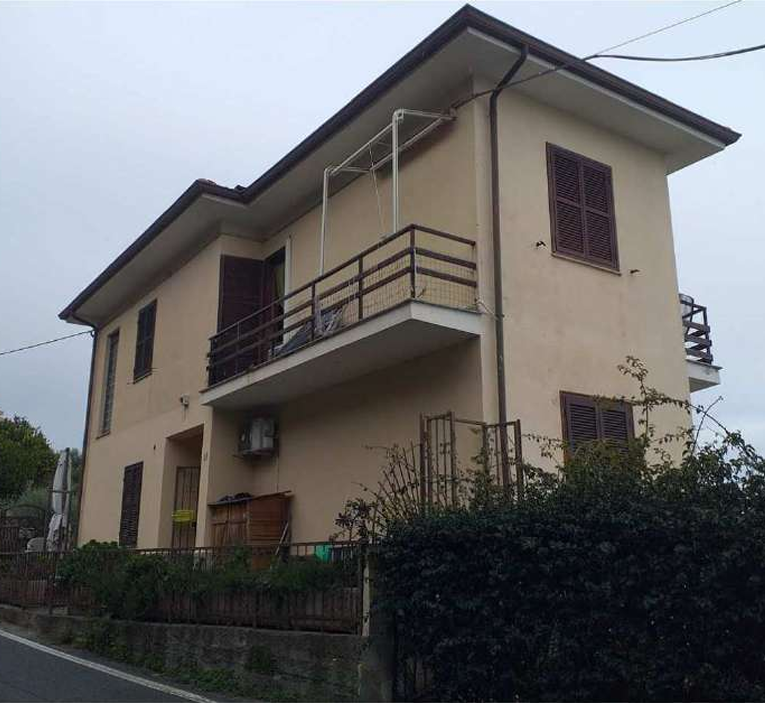 Villa con giardino in via fossati 25, Cipressa