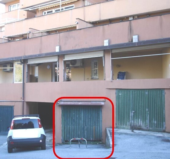Box/Garage 15mq da ristrutturare in via del roccolo 37/24, Genova