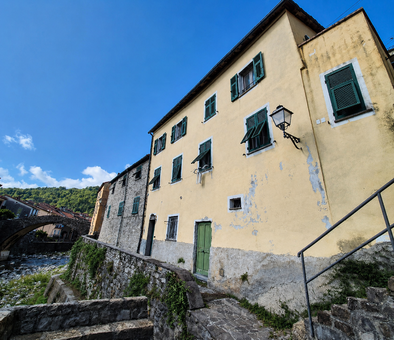 Trilocale con terrazzo in via gresino 28, Varese Ligure