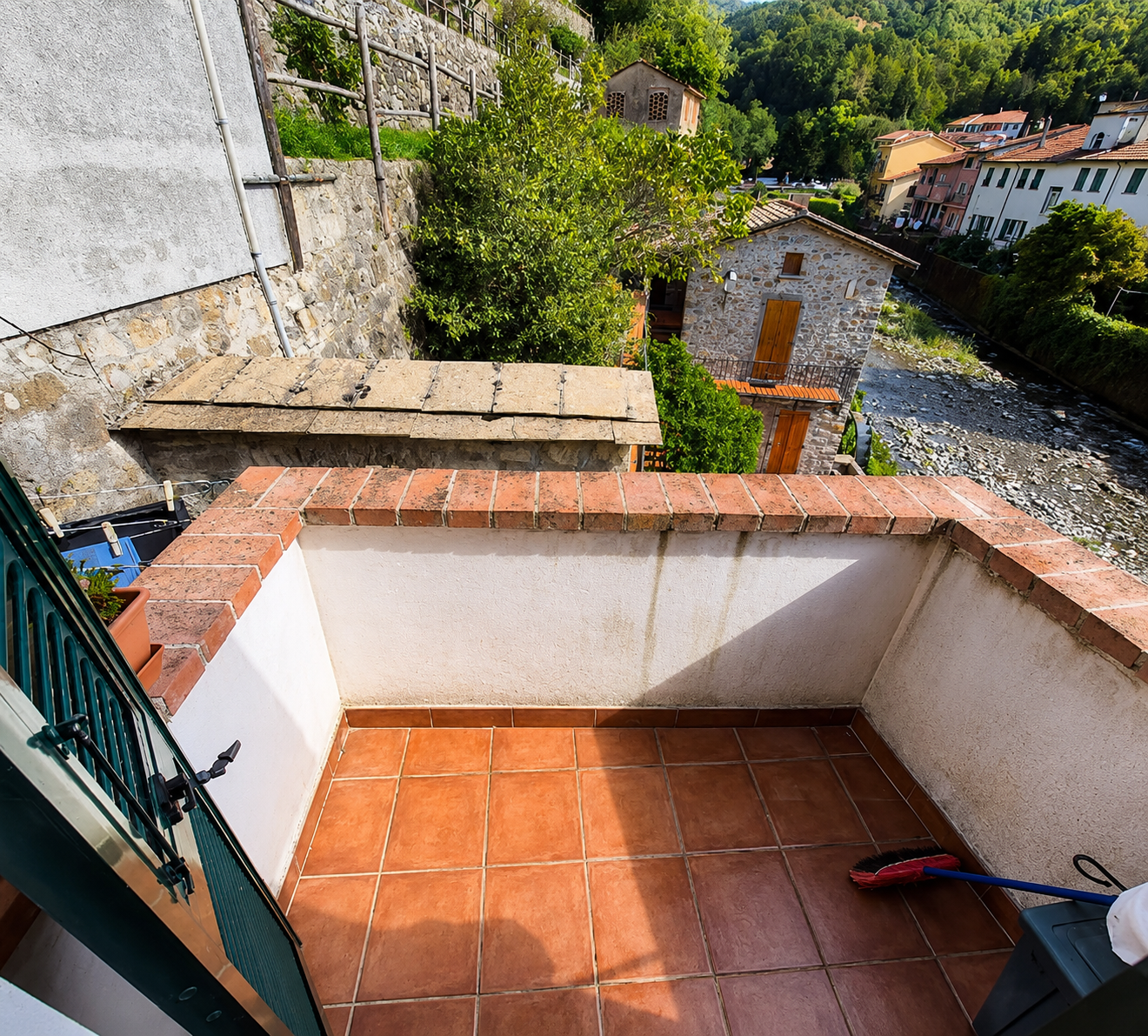 Trilocale con terrazzo in via gresino 28, Varese Ligure