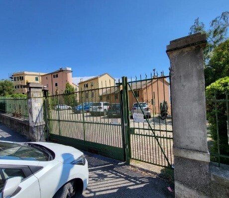 Posto auto scoperto da ristrutturare in via donato somma 39 r, Genova
