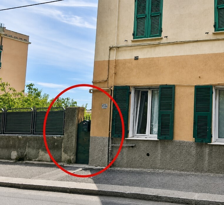 Magazzino da ristrutturare in via borgoratti 65a, Genova