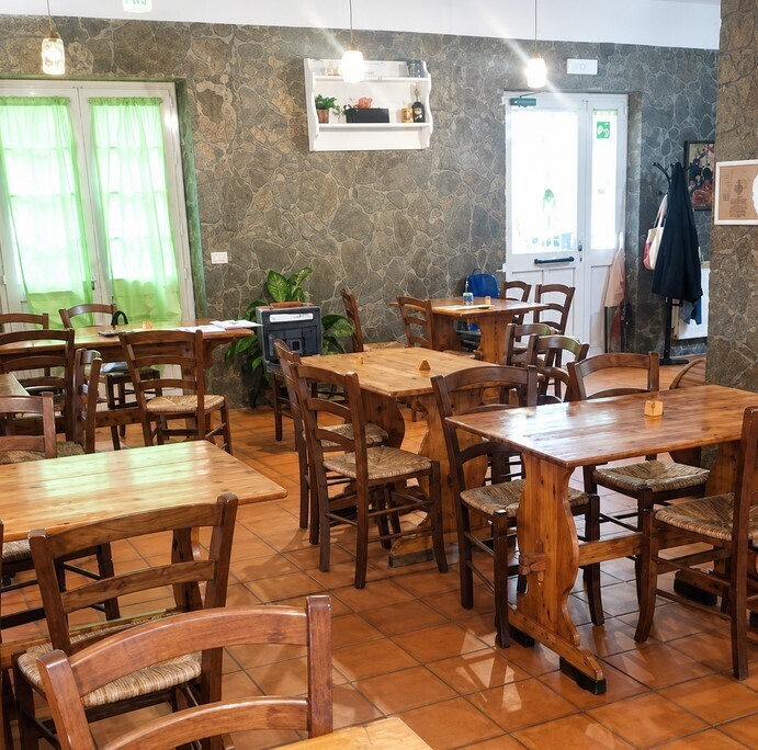 Locale commerciale con terrazzo in via g. b. cevasco 59, Bargagli