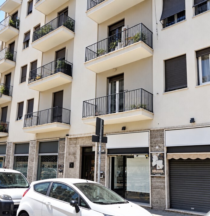 Locale commerciale da ristrutturare in via donghi 14a rosso, Genova