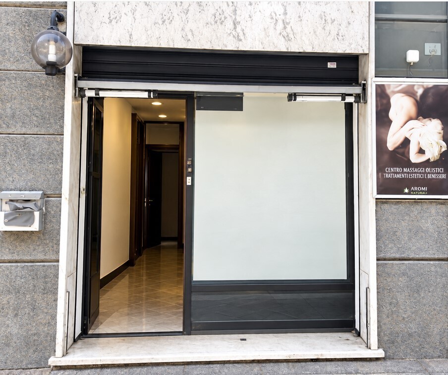Locale commerciale da ristrutturare in via donghi 14a rosso, Genova