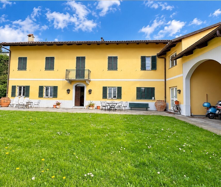 Villa con giardino in strada del mainero 126, Torino
