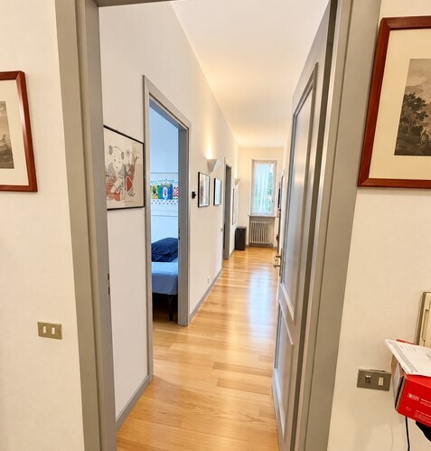 Villa con giardino in strada del mainero 126, Torino
