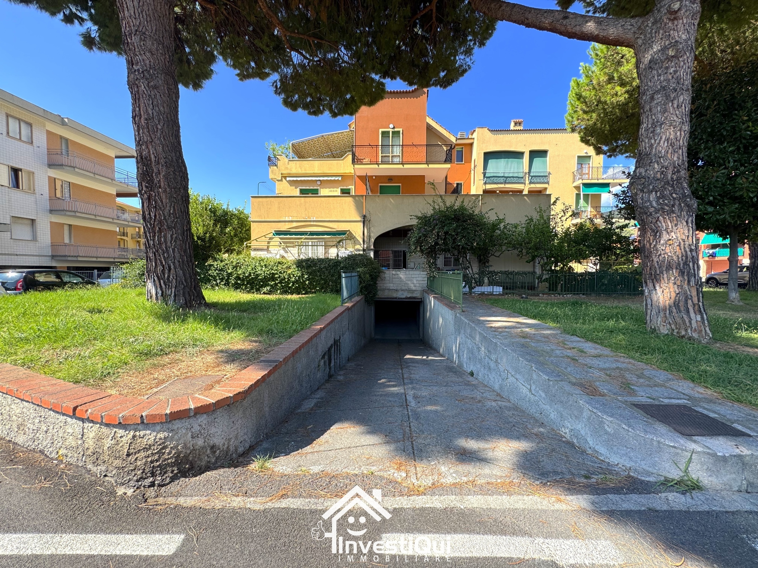 Box/Garage 56mq in vendita in piazza nenni 18, Pietra Ligure