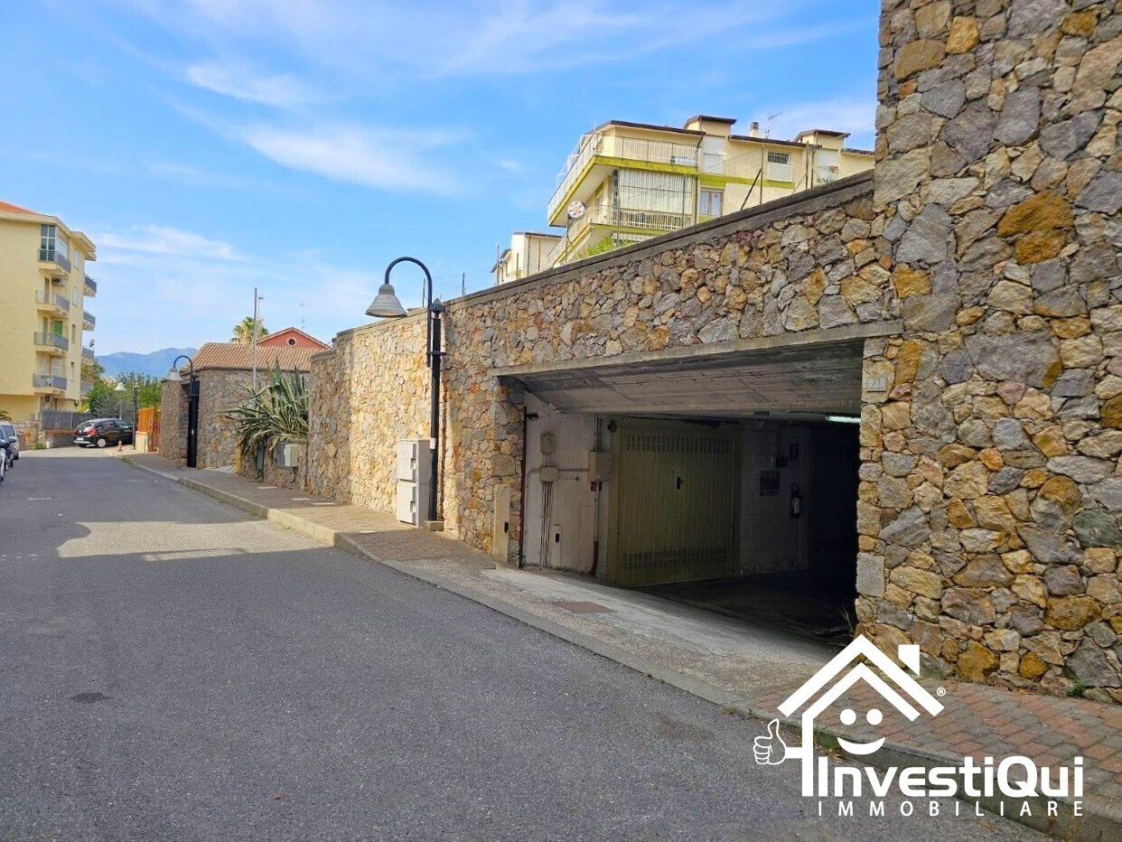 Box/Garage 18mq con box in via vignette 71, Pietra Ligure