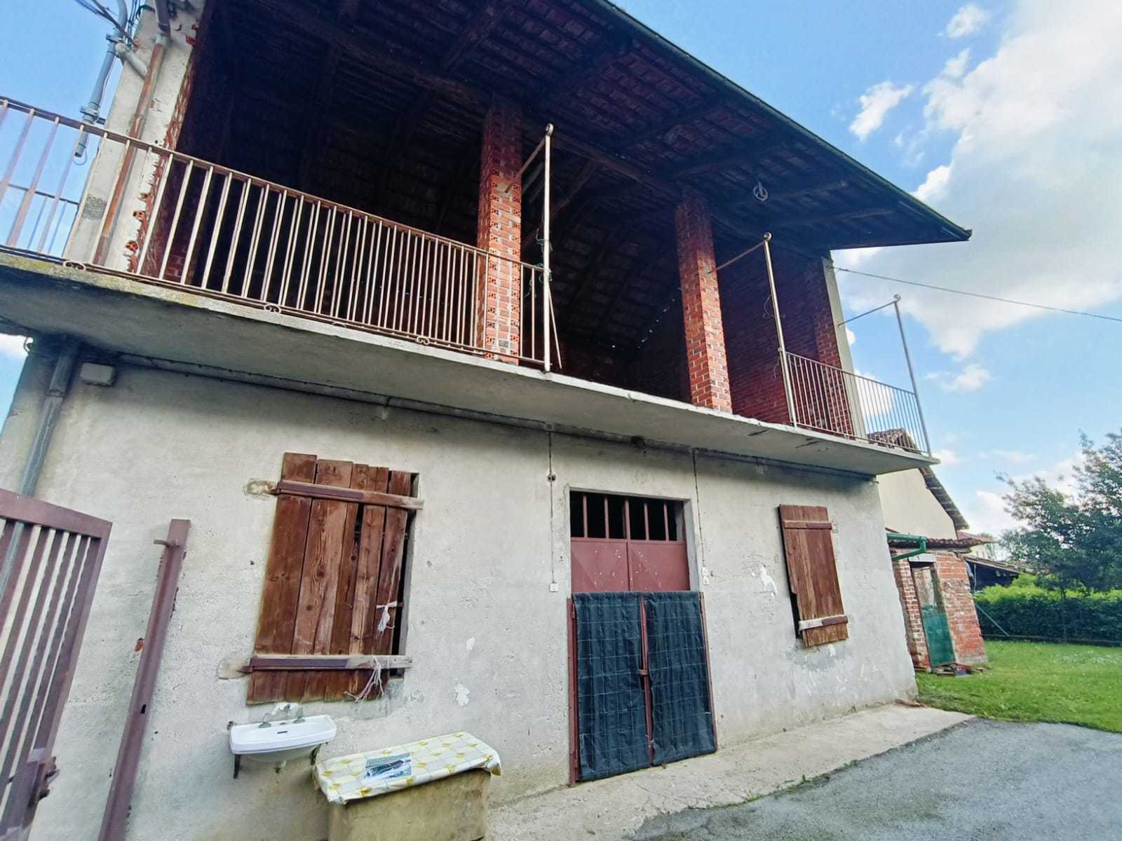 Magazzino da ristrutturare in via chiesa s.domenico 1, Front