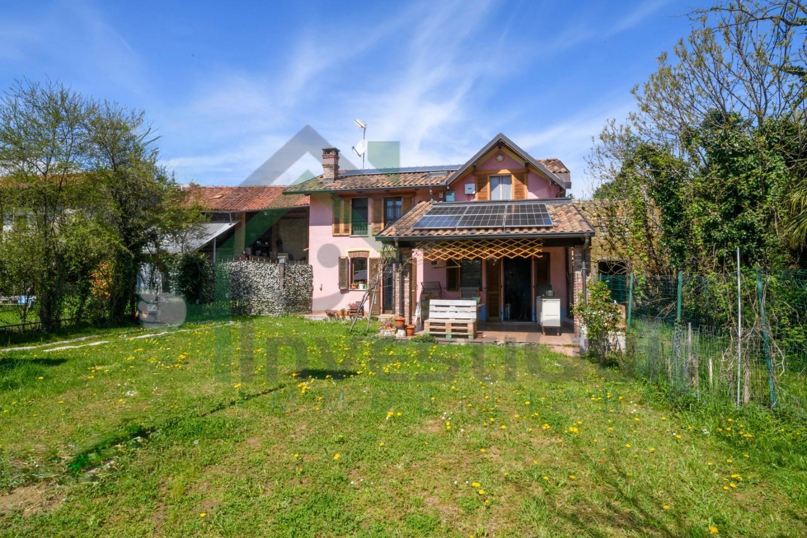 Villa con giardino in sp18 22, Ciri�