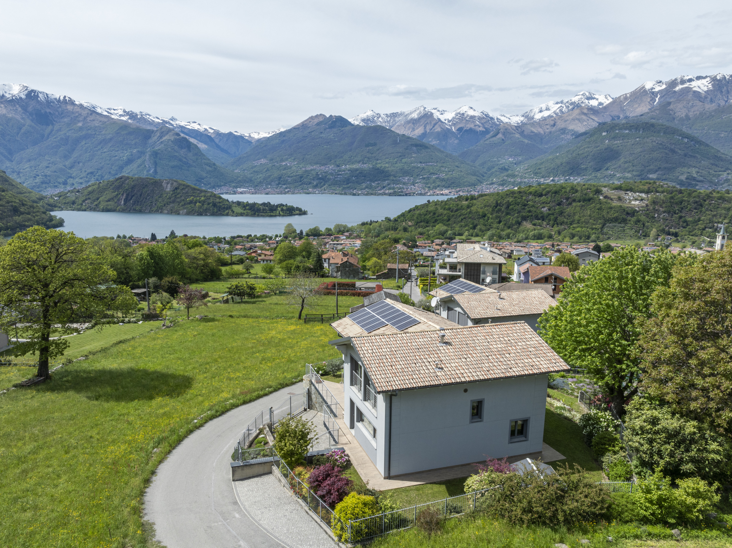 Villa con giardino in via colombe 11, Colico