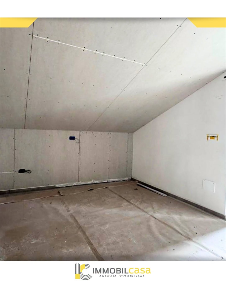Mansarda con box, Altamura zona nuova via selva