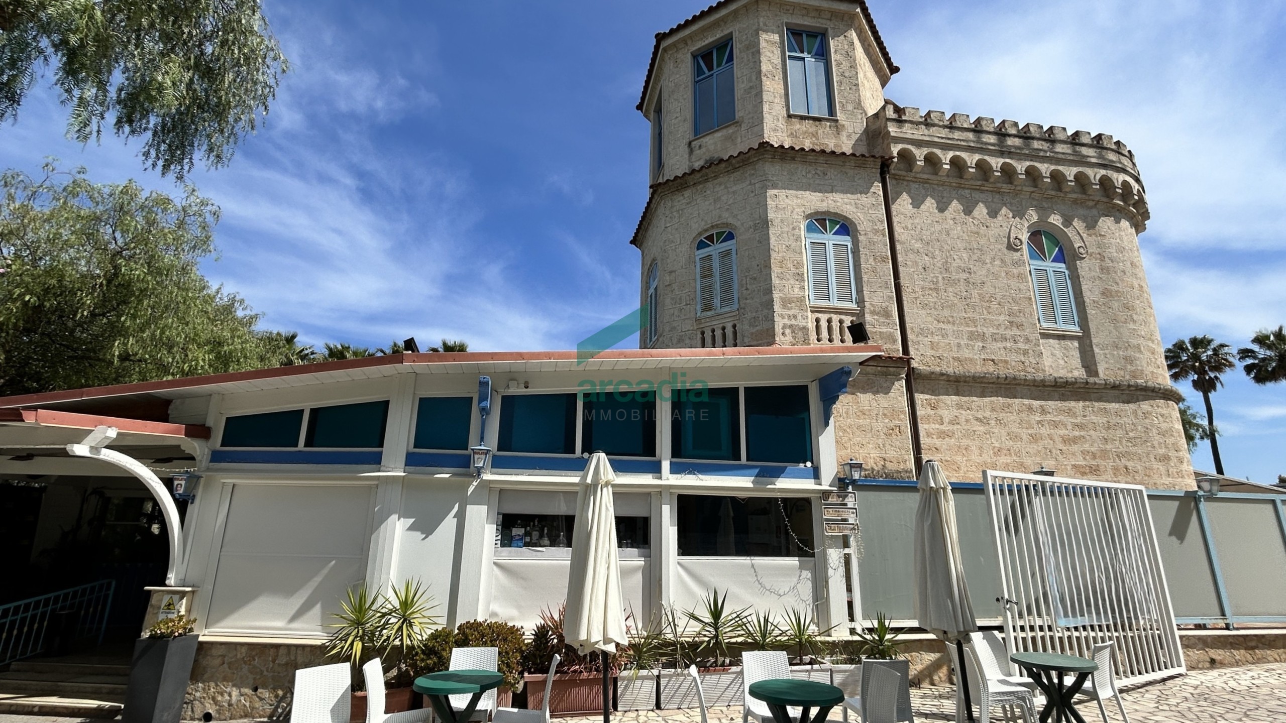 Capannone con giardino in strada la grava 16, Bari