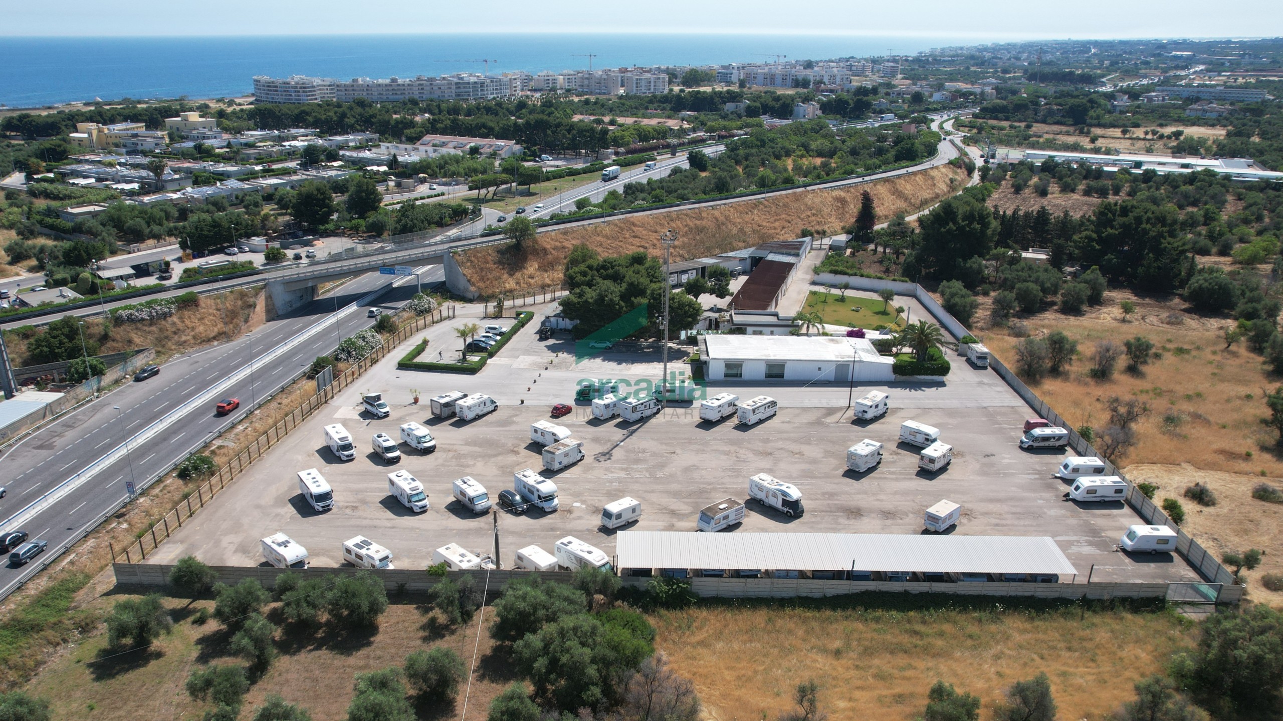 Locale commerciale con giardino in via giovanni gentile 79bis, Bari