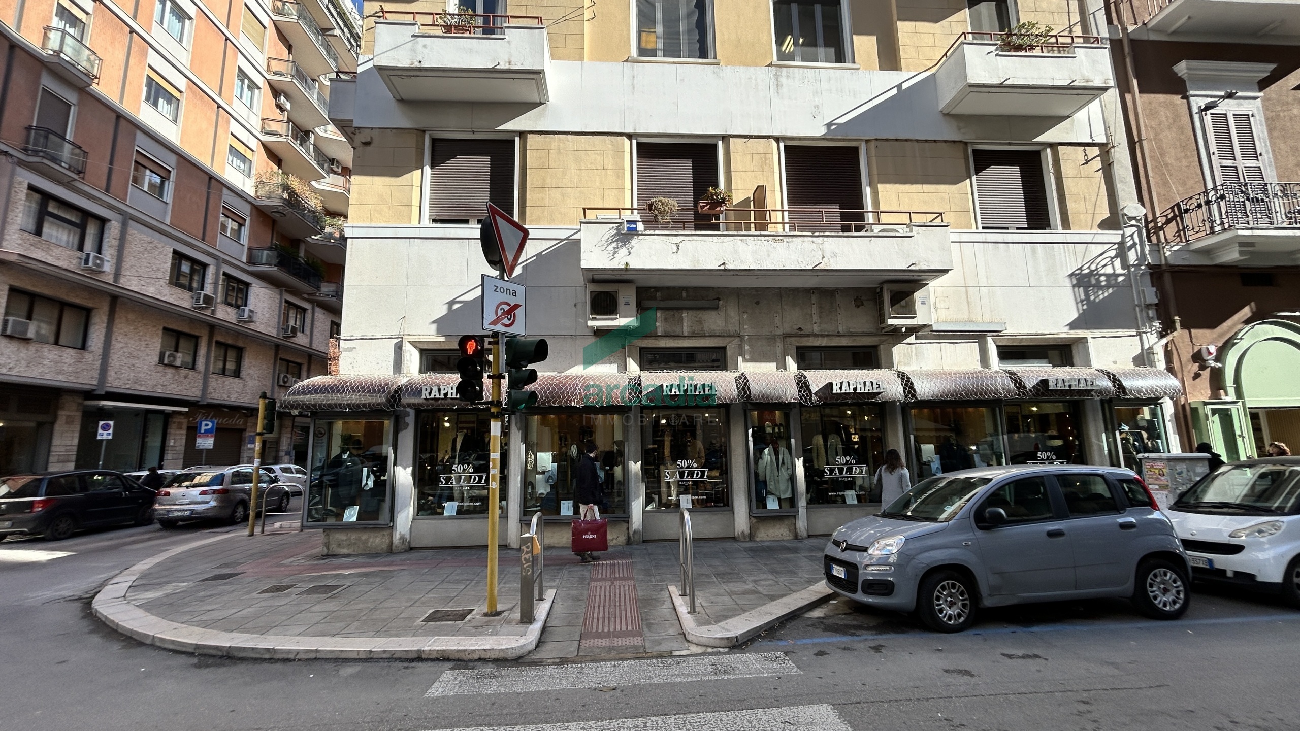 Locale commerciale in vendita in via dante alighieri 22, Bari
