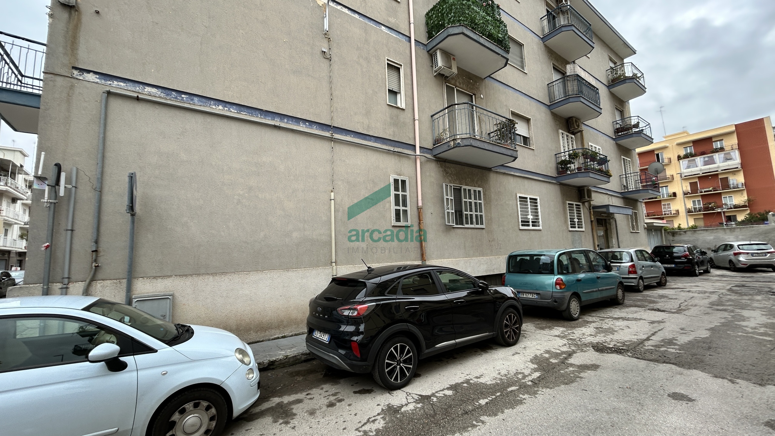 Box/Garage 680mq da ristrutturare in via monte san michele, Bari