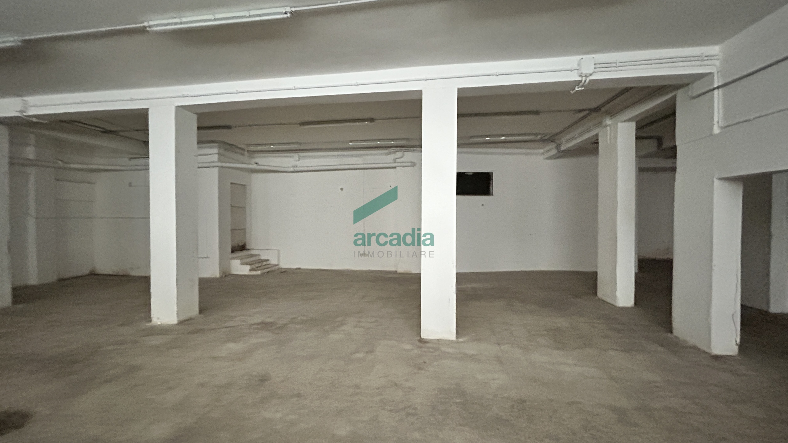 Box/Garage 680mq da ristrutturare in via monte san michele, Bari