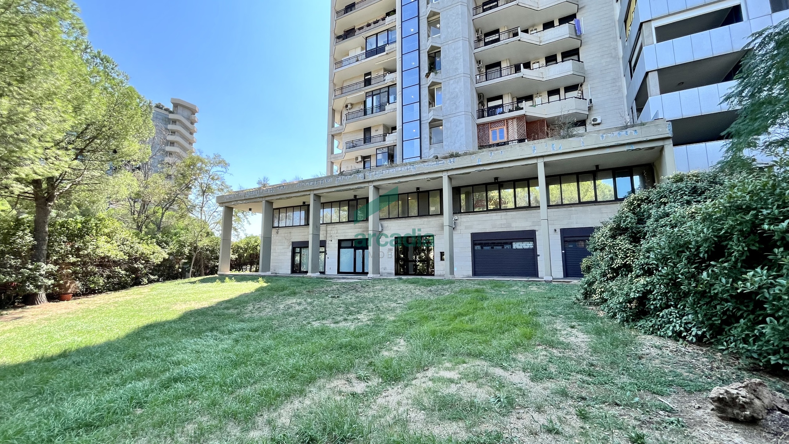 Locale commerciale da ristrutturare in via salvatore matarrese, Bari